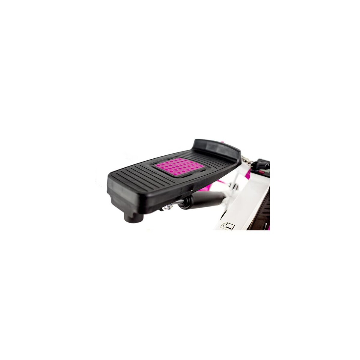 Schwarze und rosa Stepper-Maschine auf weißem Hintergrund. Die Plattform des Steppers ist schwarz mit einem rosa Zentrum.