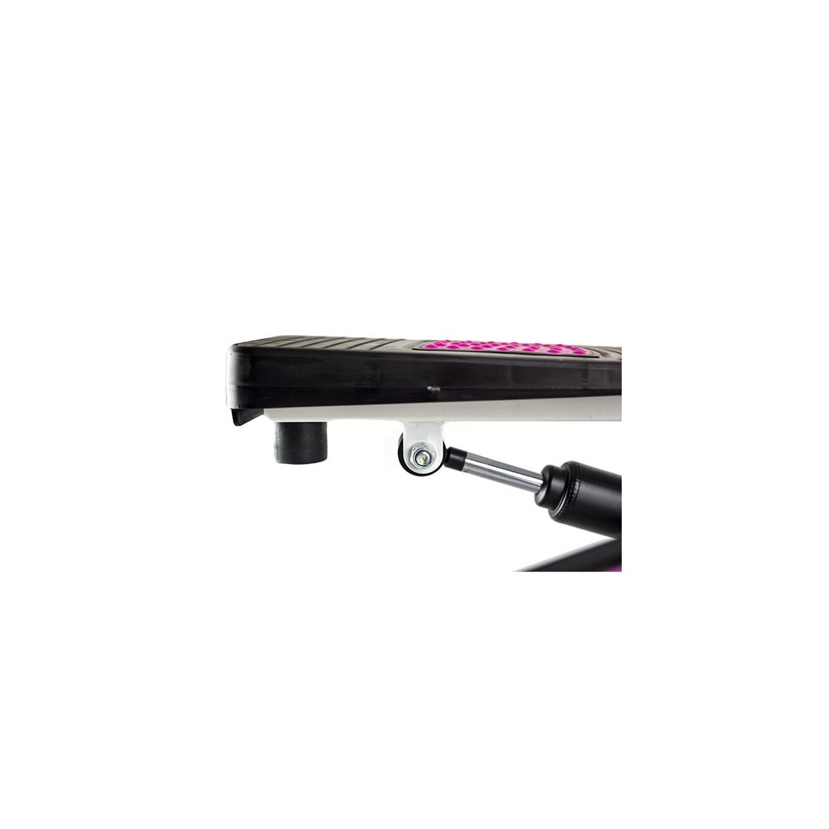 Nahaufnahme des Anschlusses einer Stepper-Maschine mit einer schwarzen und rosa Fußstütze.