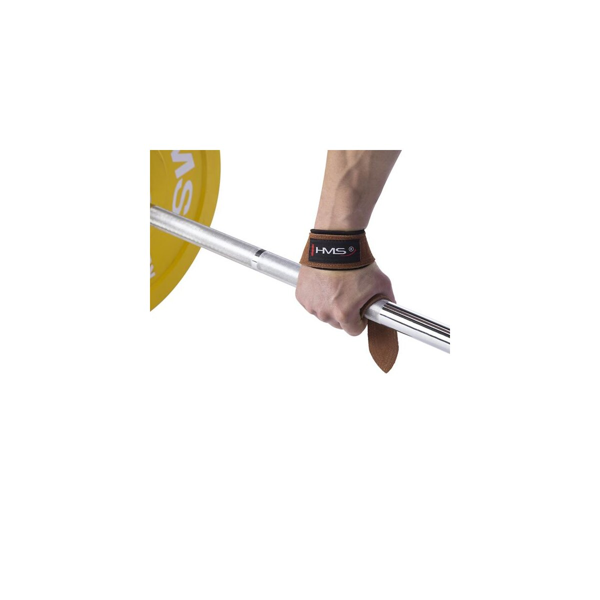 Die Hand einer Person, die eine Langhantel greift. Ein brauner Handgelenkgurt mit 'HMS' ist sichtbar.