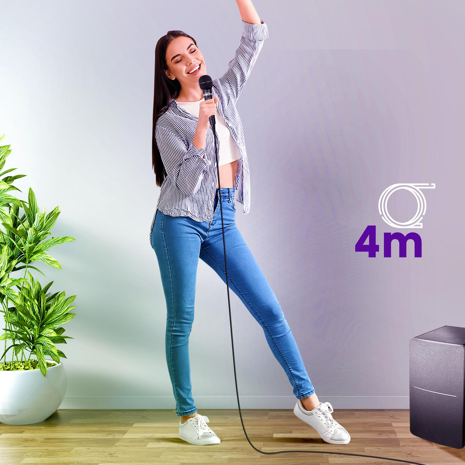 Kobieta śpiewa do mikrofonu. Niebieskie dżinsy. Białe buty. Kabel 4m. Szare tło.