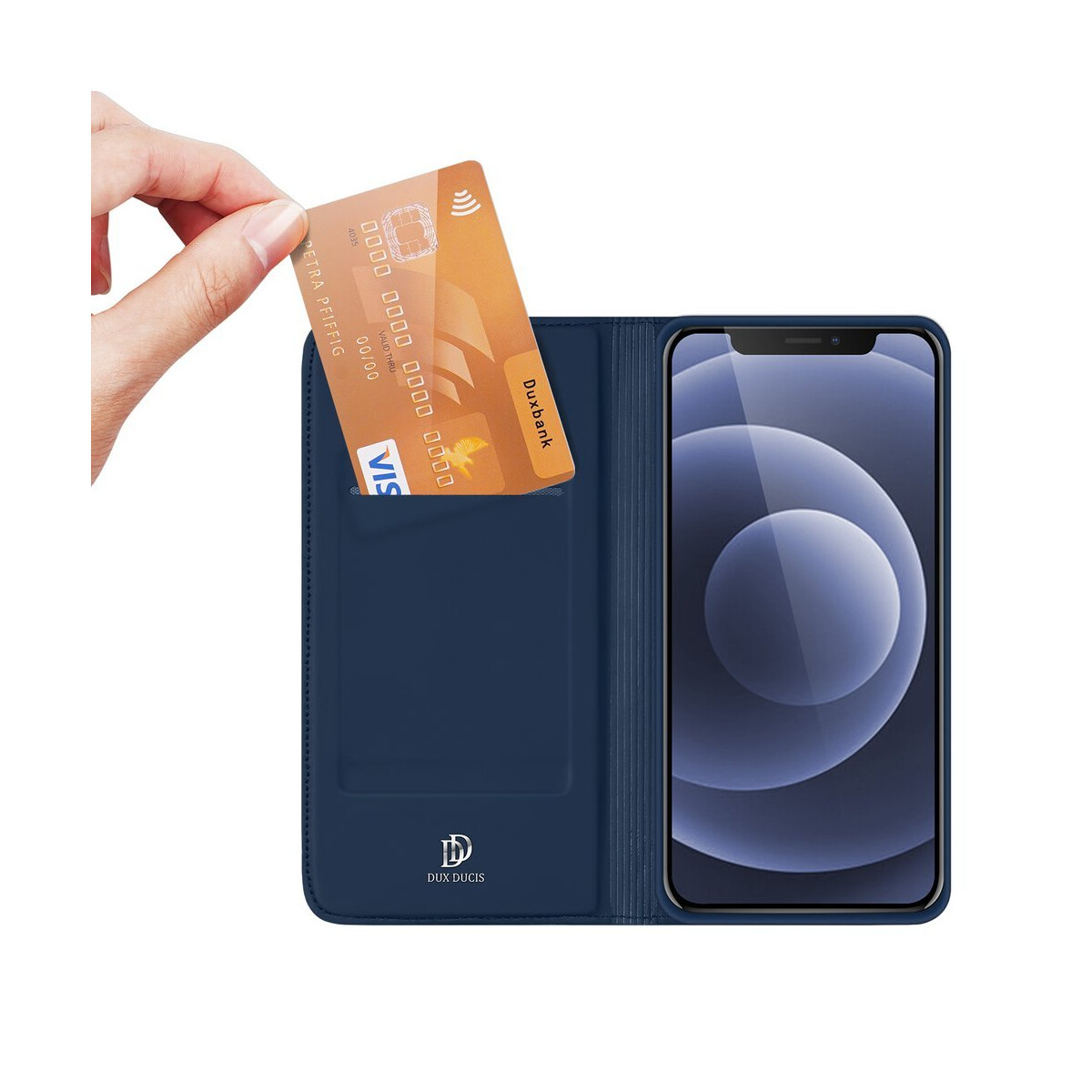 Mano che inserisce una carta di credito in una custodia blu per telefono con iPhone.