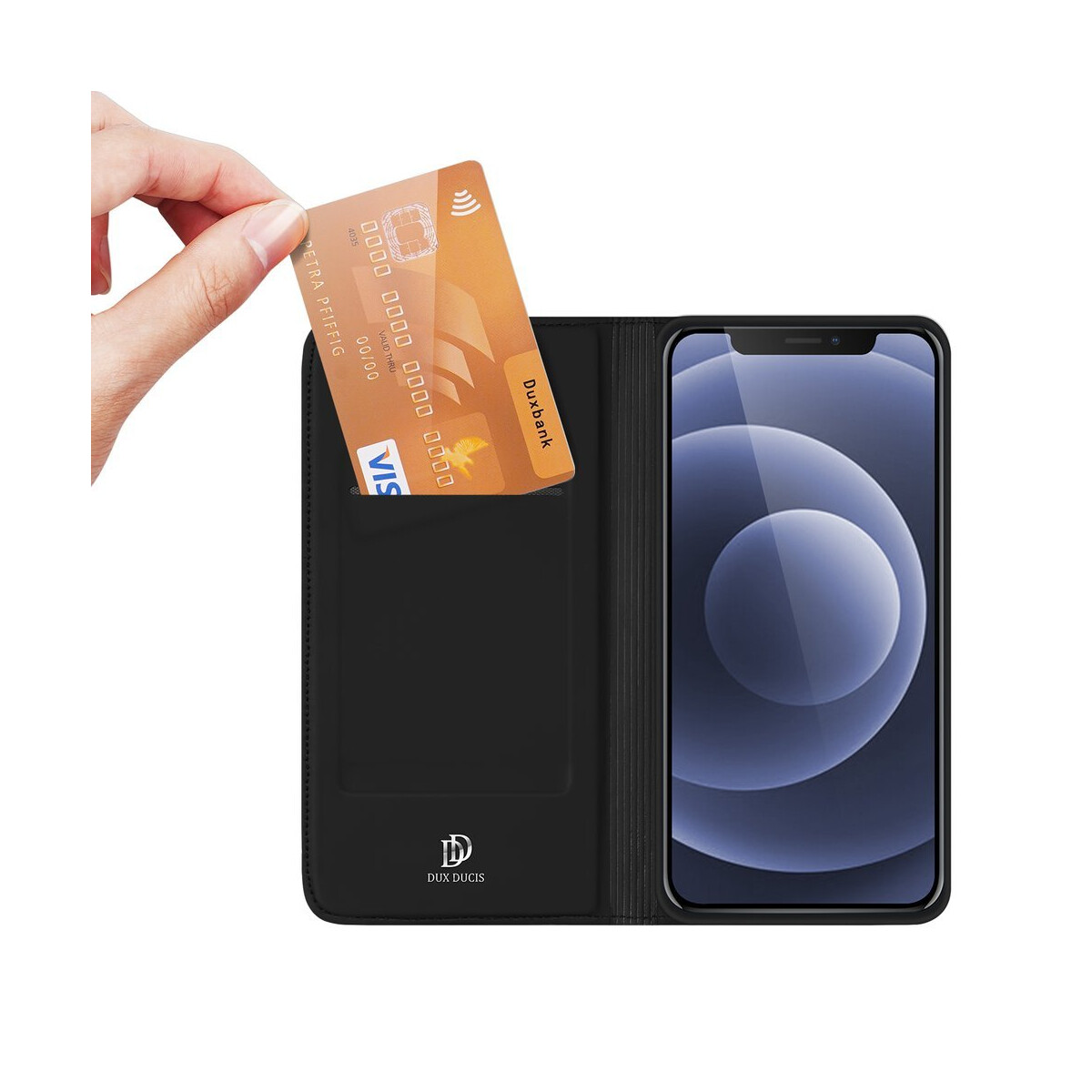 Main tenant une carte de crédit au-dessus d'un étui de téléphone. Étui noir, fond blanc.