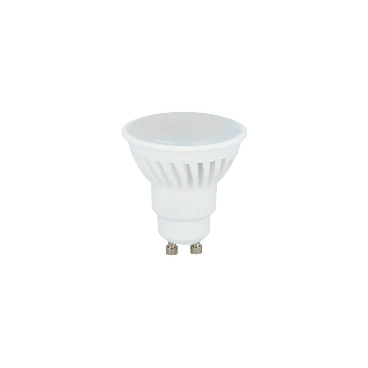 Weiße LED-Glühbirne mit abgerundeter Oberseite und Metallfuß. Isoliert auf weißem Hintergrund.