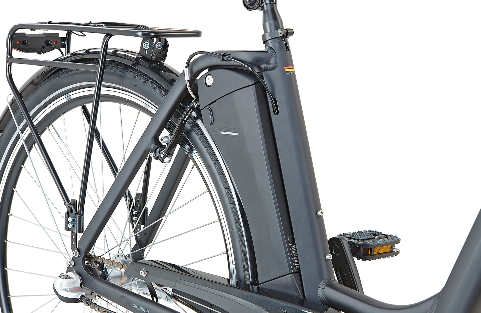 Ein schwarzes Elektrofahrrad, Hinterrad sichtbar. Enthält einen Akku, einen Gepäckträger und ein Pedal. Weißer Hintergrund.
