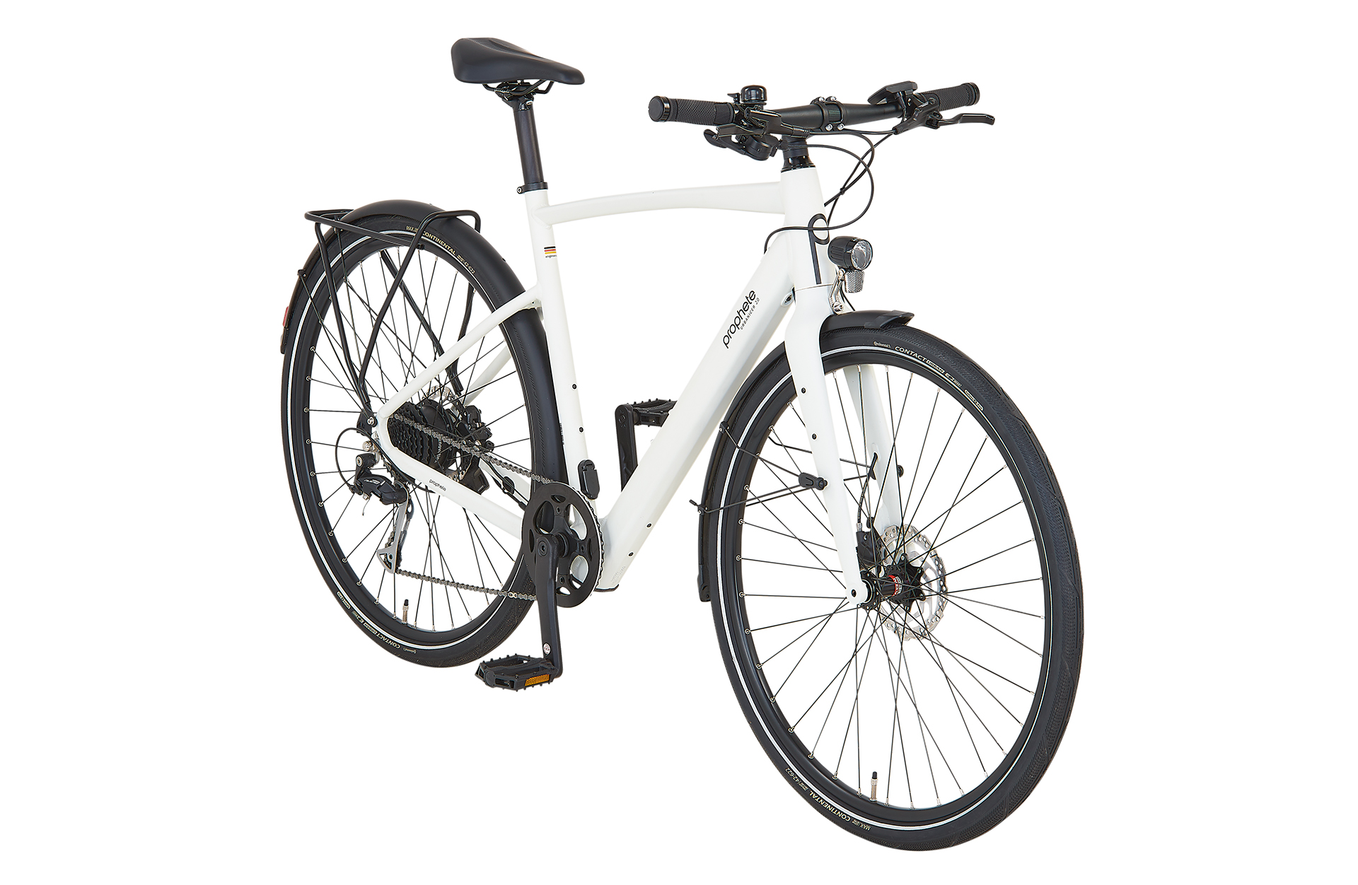 Ein weißes Elektrofahrrad mit Gepäckträger und Schutzblechen, isoliert.