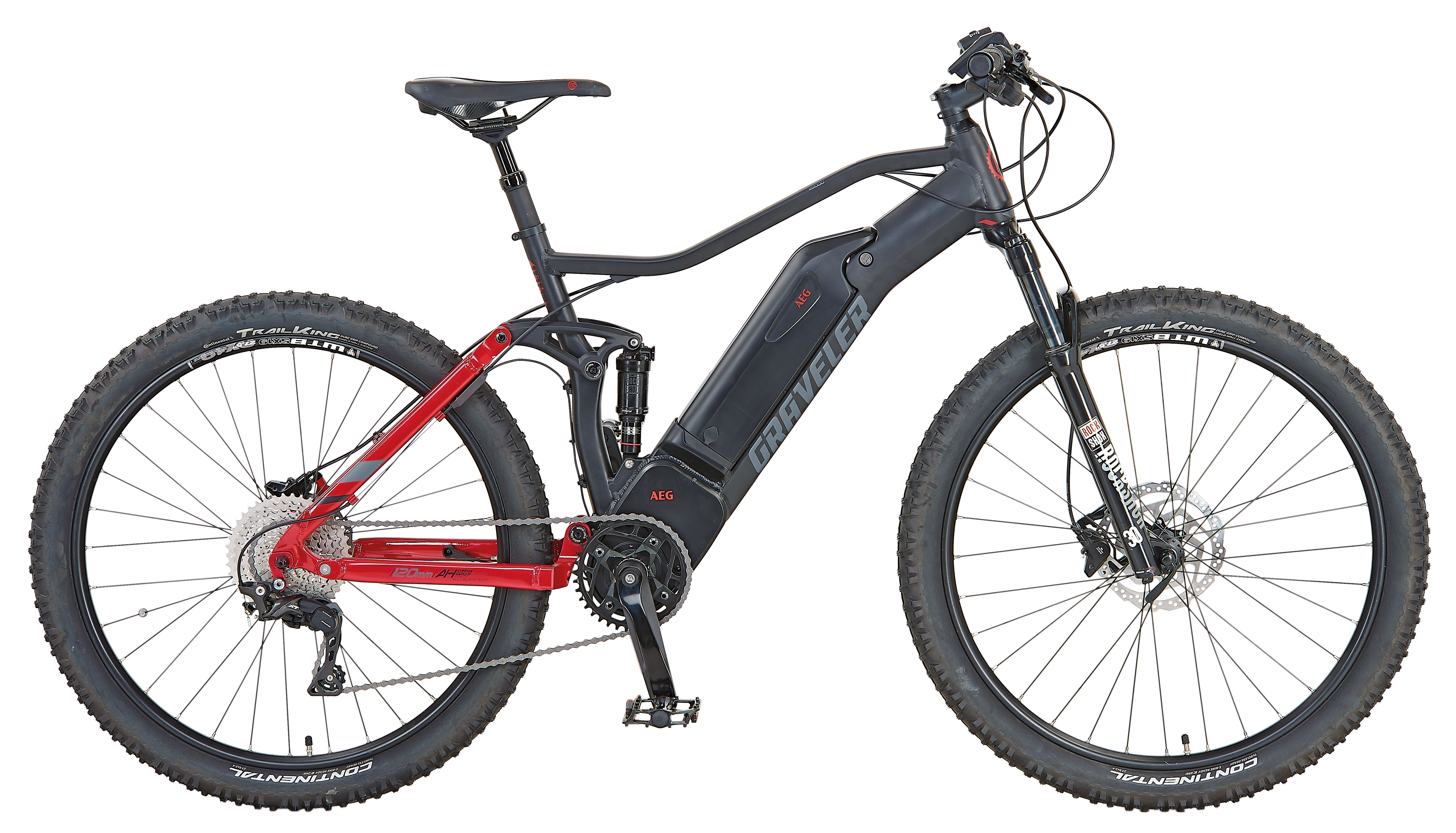 Ein schwarz-rotes Mountainbike. Es hat große Reifen, Federung und einen grauen Rahmen mit roten Akzenten.