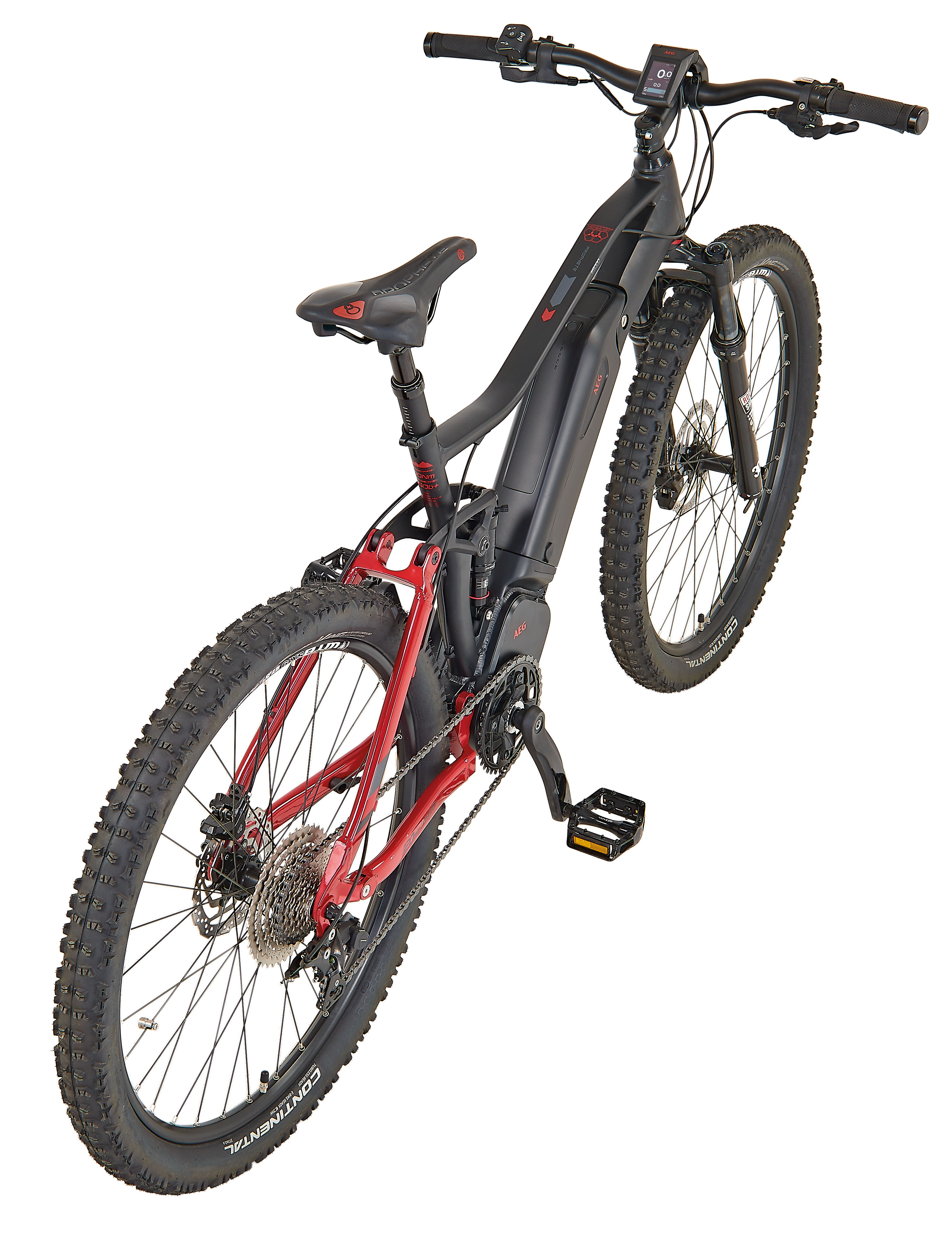Schwarzes E-Bike mit roten Akzenten und breiten Reifen auf weißem Hintergrund.