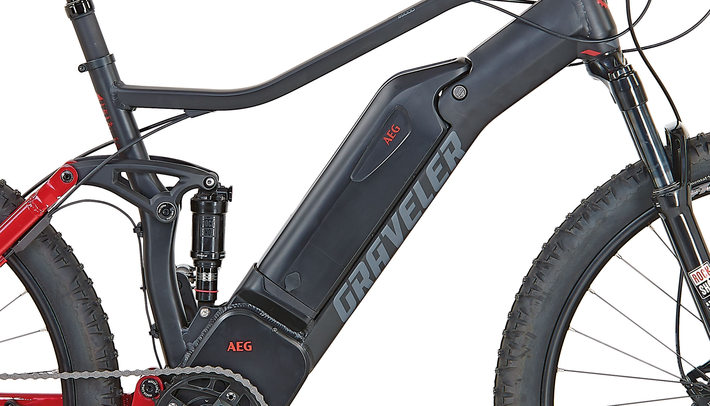 Nahaufnahme eines schwarzen E-Bikes mit rotem Rahmen und silbernem Schriftzug.