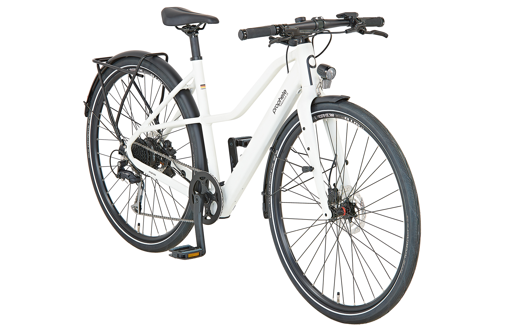 Ein weißes Elektrofahrrad mit Gepäckträger, Schutzblechen und Scheinwerfer.