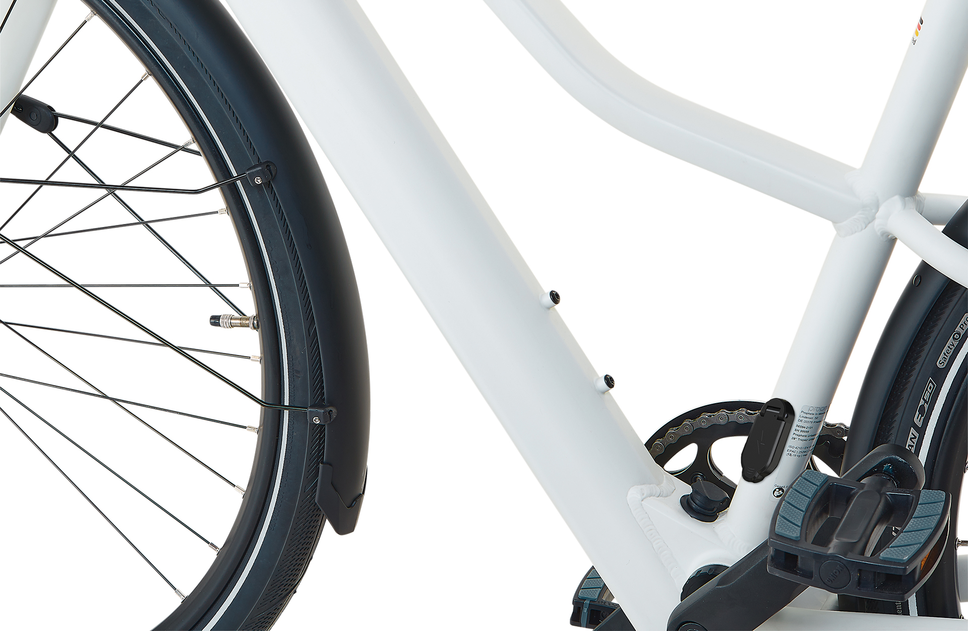 Nahaufnahme eines weißen Fahrradrahmens mit Kette, Pedalen und Rad.