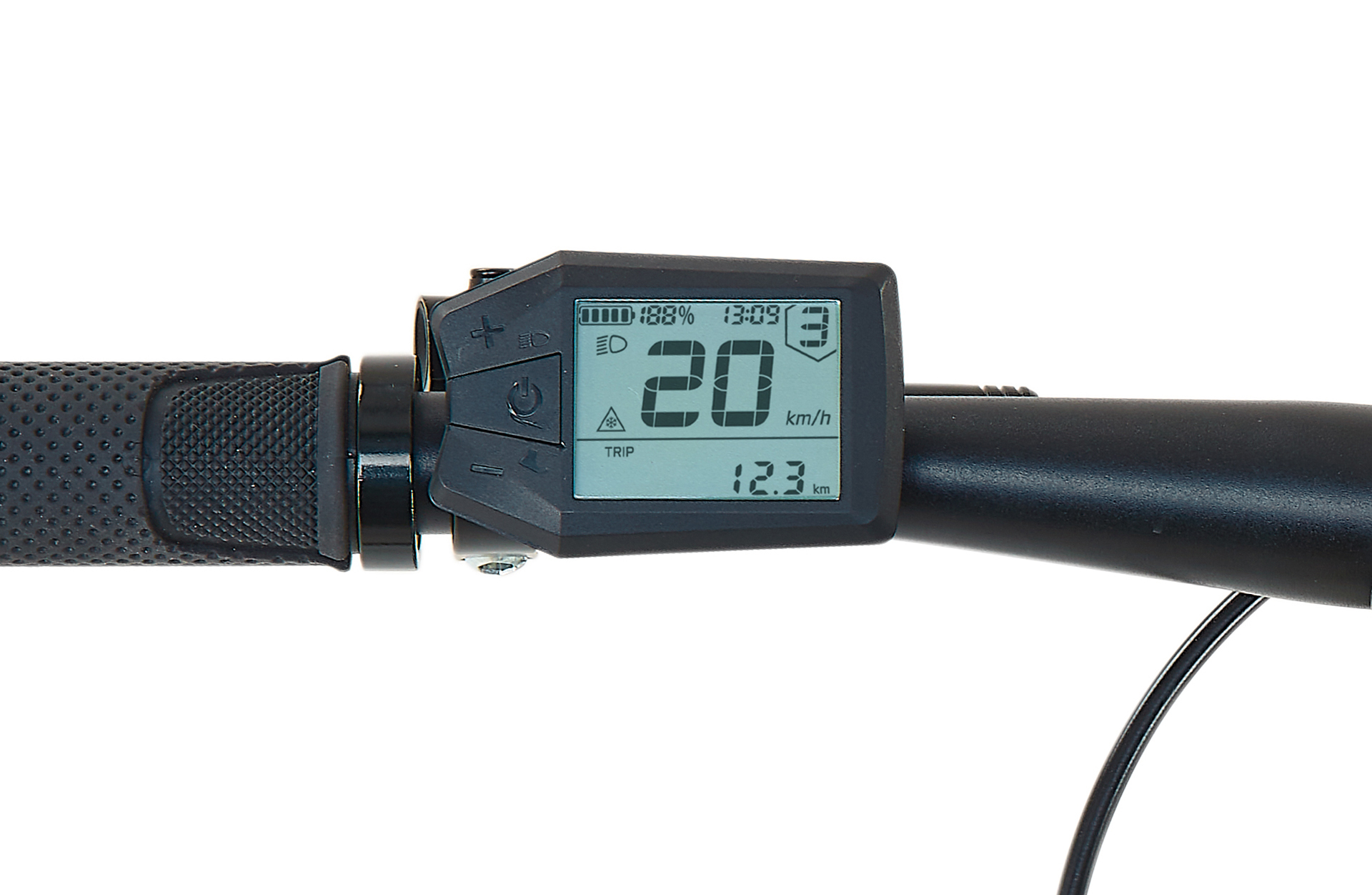 E-Bike-Display zeigt 20 km/h Geschwindigkeit, 12,3 km Trip, 100% Akku, 13:09 Uhr.