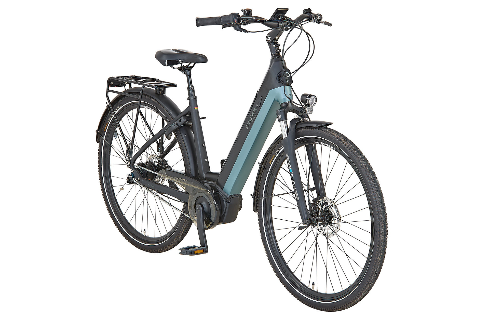 Ein graues und schwarzes Elektrofahrrad, aus leicht niedrigem Winkel, vor weißem Hintergrund.