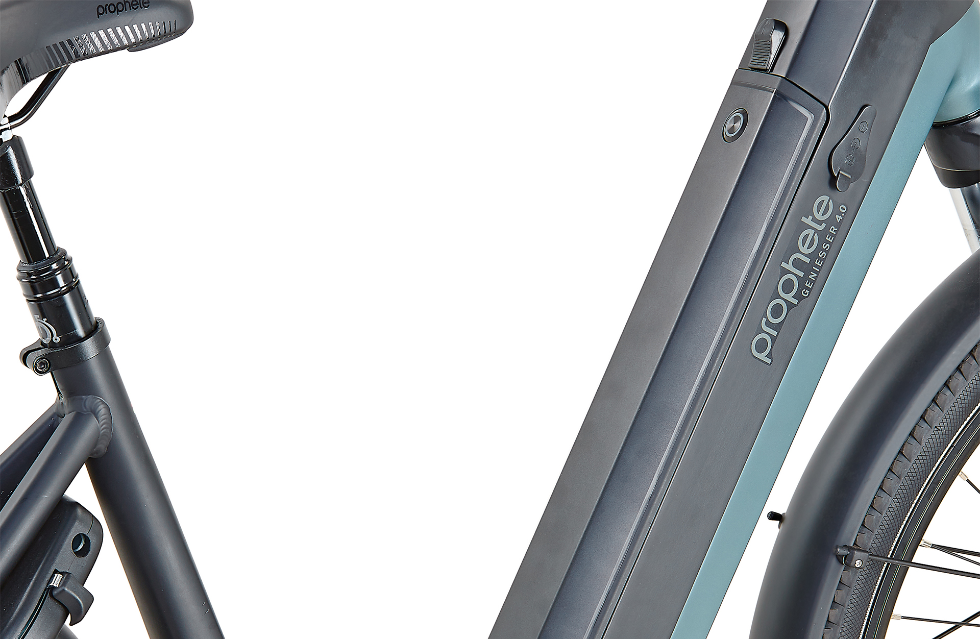 Ein E-Bike mit Akkupack und schwarzem Sattel. Das Fahrrad steht vor weißem Hintergrund.