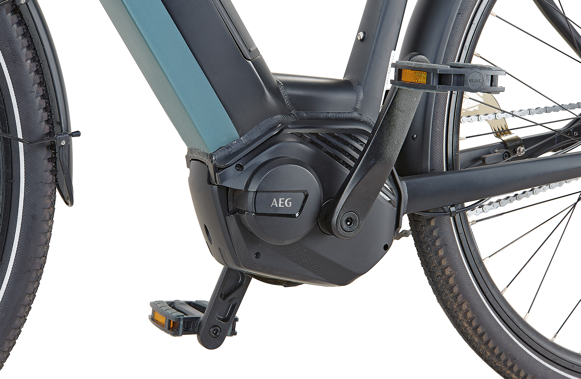 Nahaufnahme eines Elektromotors mit dem Logo 'AEG' auf dem schwarz-grauen Gehäuse.