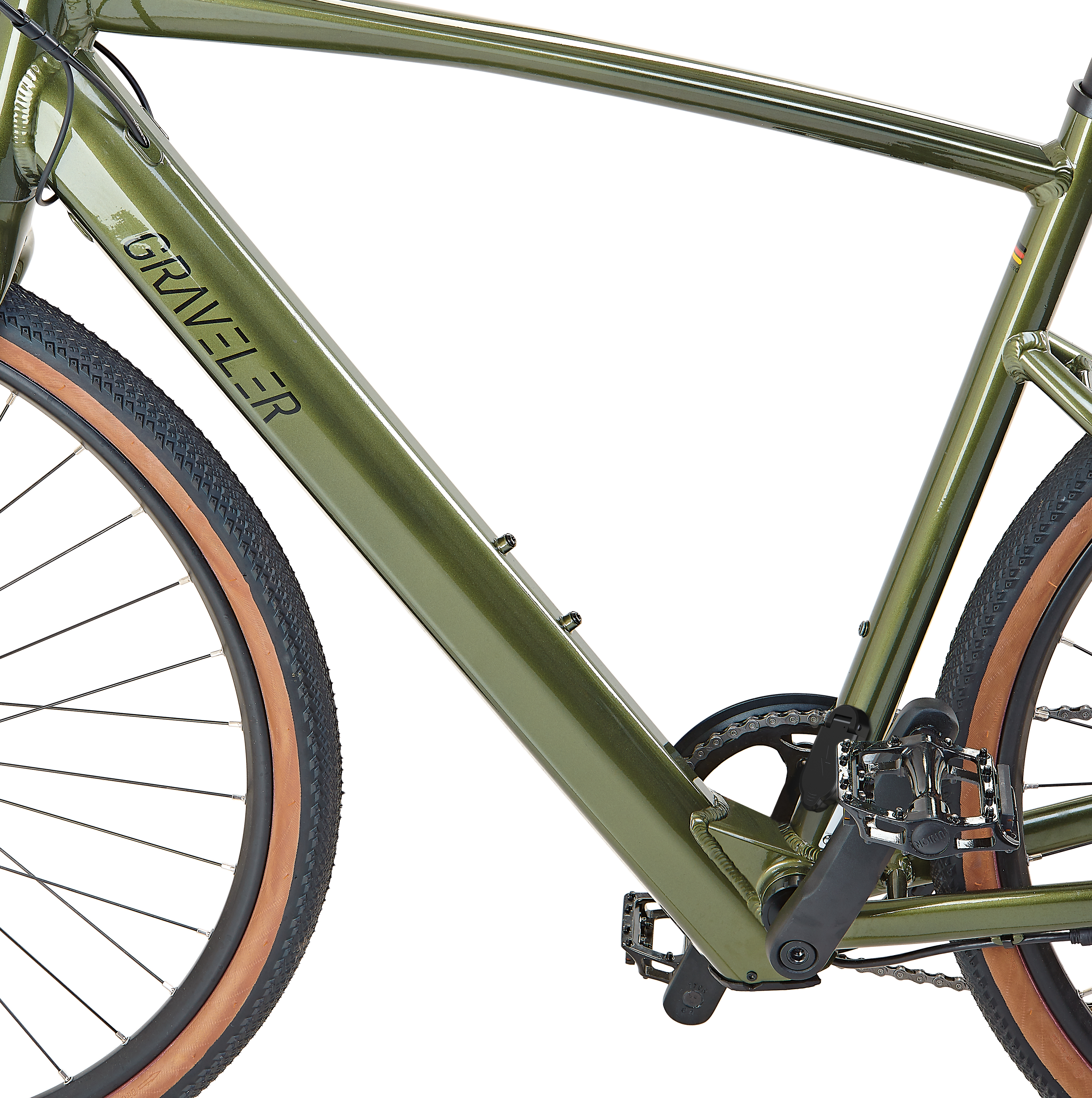 Grünes Fahrrad mit braunen Reifen, Kette und Pedalen auf weißem Hintergrund.