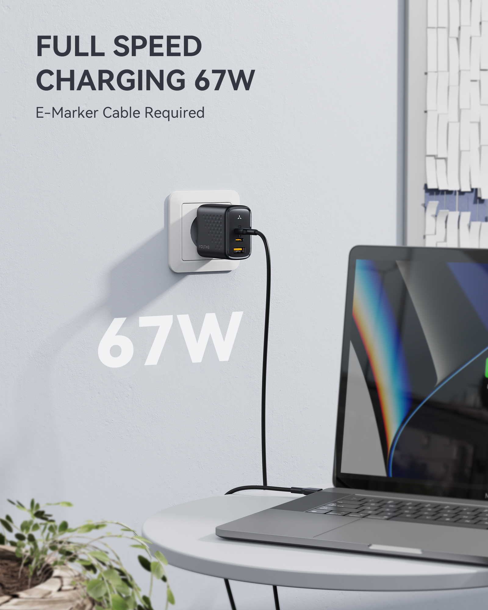 Un adaptador eléctrico conectado a la pared, con un portátil conectado. Texto: Full Speed Charging 67W.