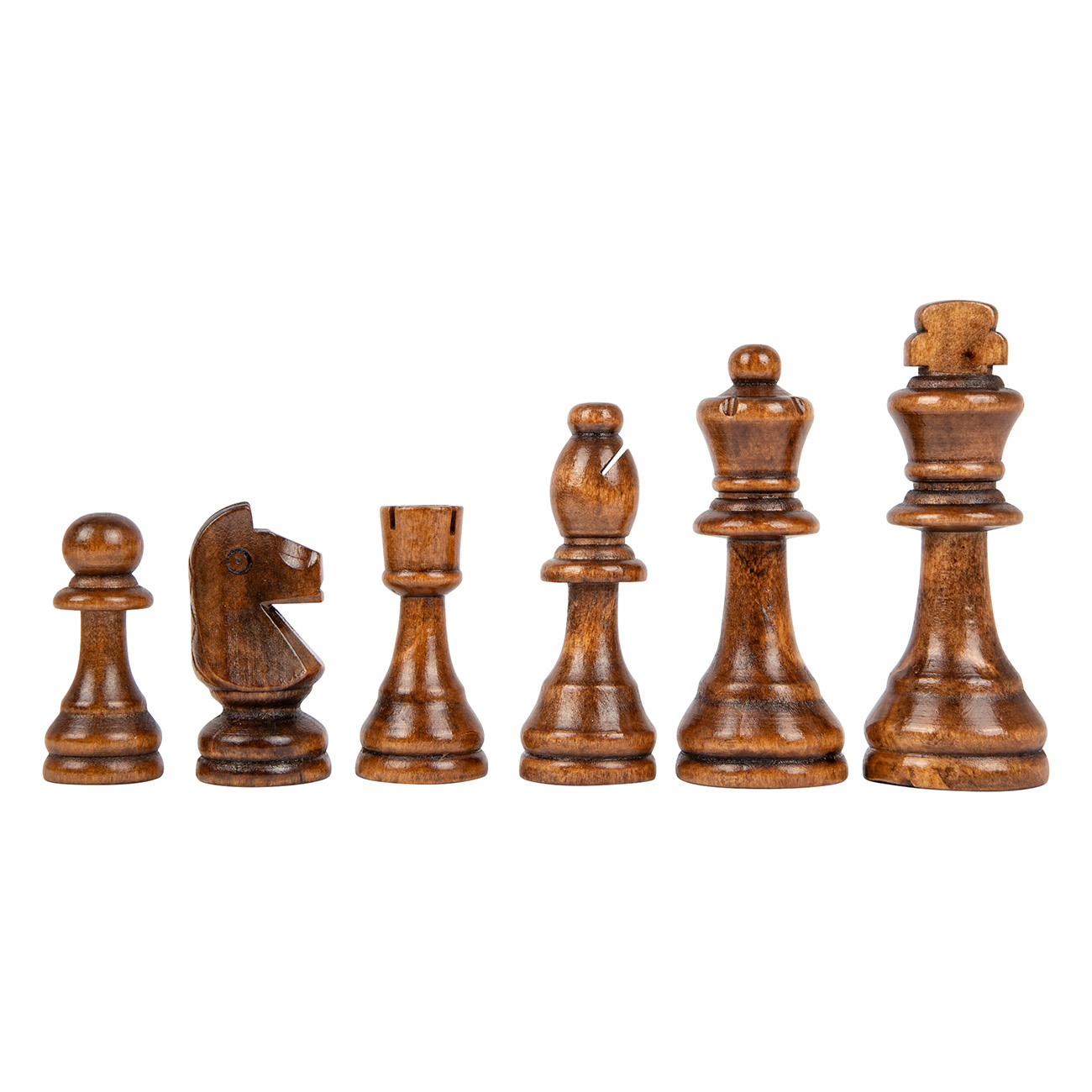 Schachfiguren aus Holz: Bauer, Springer, Turm, Läufer, Dame und König, auf weißem Hintergrund angeordnet.