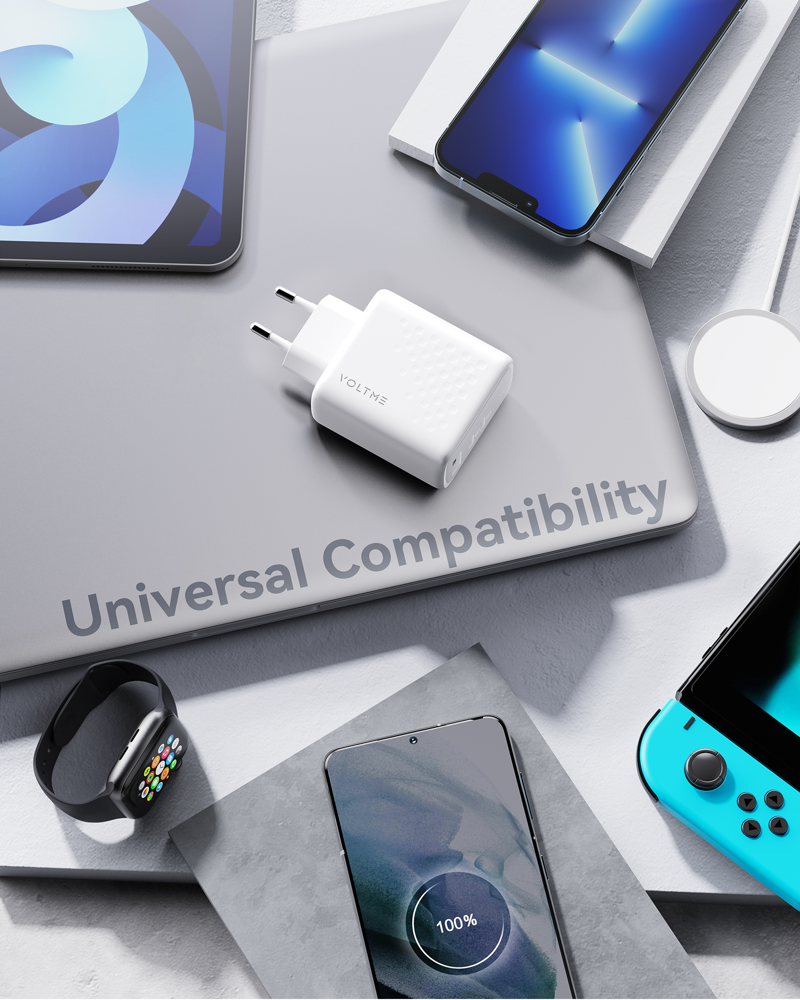 Una colección de dispositivos tecnológicos: laptop, tableta, teléfono, reloj inteligente y cargador. Texto 'Universal Compatibility'.
