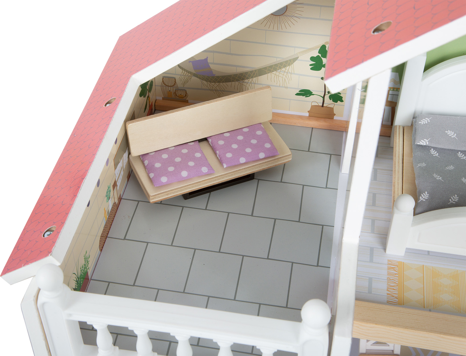 Puppenhaus-Interieur mit Balkon, Sofa und Bett. Die Wände haben bemalte Dekorationen.