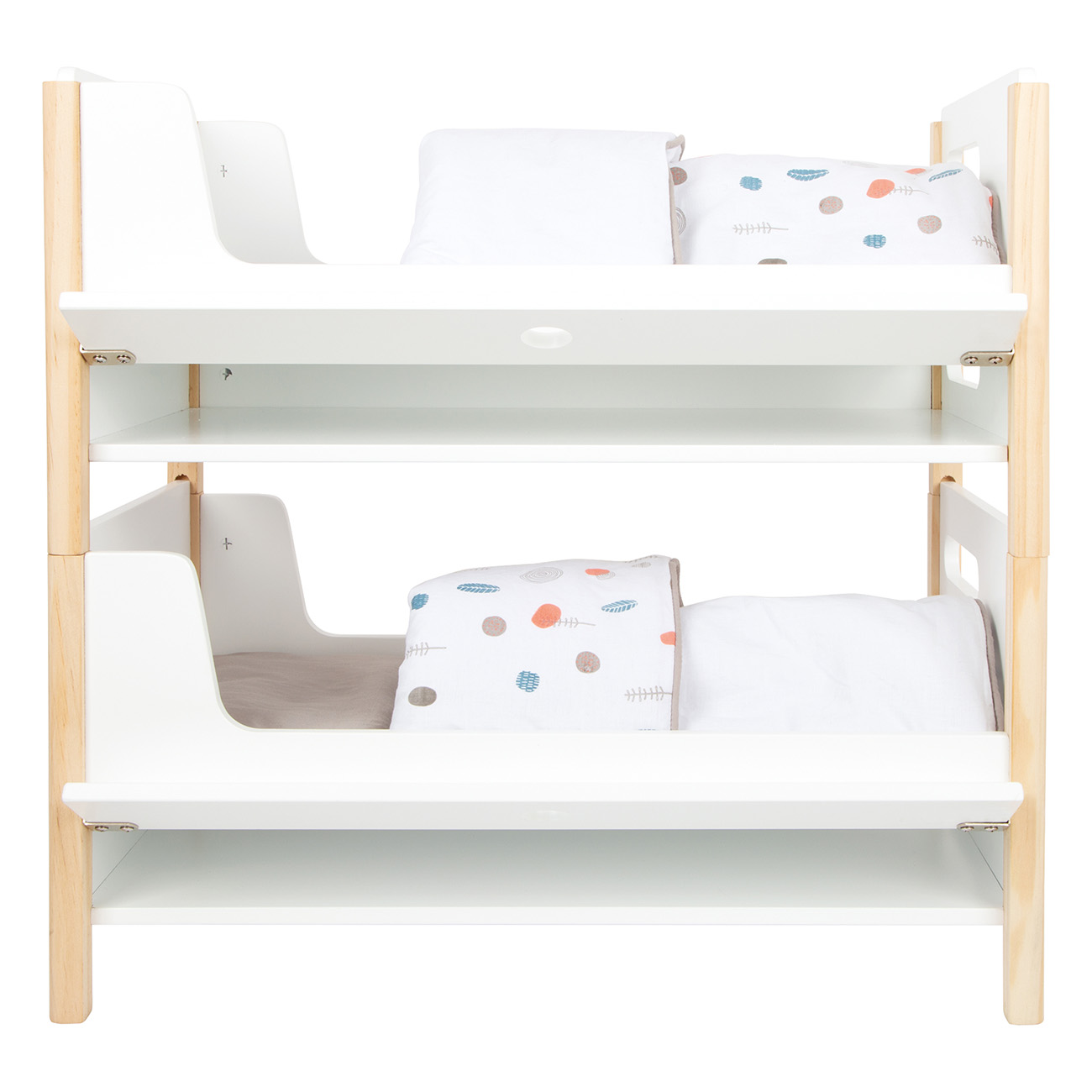 Ein weißes Etagenbett mit Kissen und Decken. Das Holz ist hell, die Betten sind weiß.