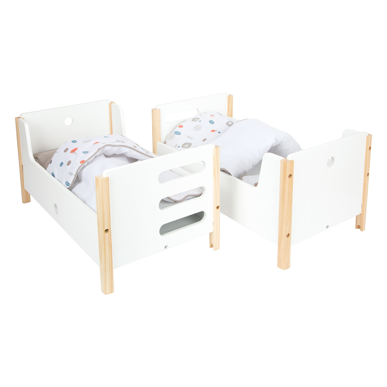 Zwei weiße Puppenbetten nebeneinander, mit Bettwäsche. Helle Holzbettenbeine.