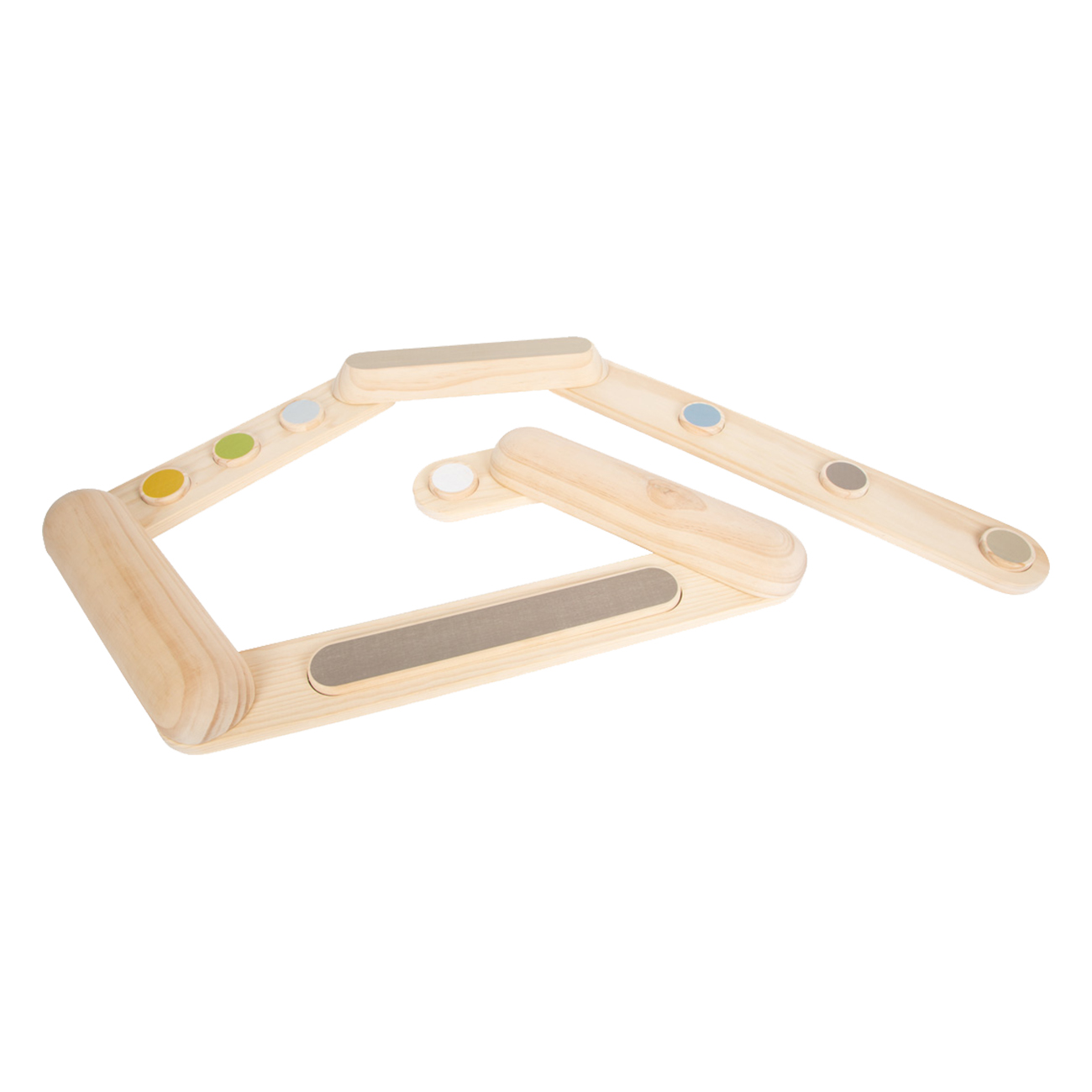 Giocattolo di equilibrio in legno con cerchi colorati e forme geometriche, angolato su bianco.