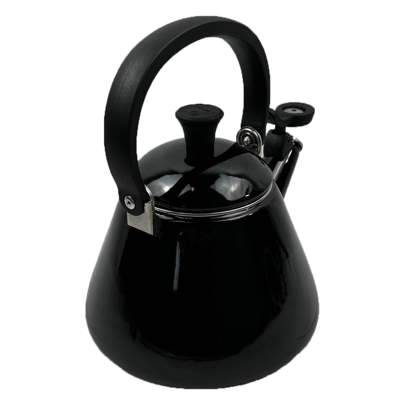 Schwarzer Wasserkocher mit gebogenem Griff und schwarzem Knopf auf weißer Oberfläche.