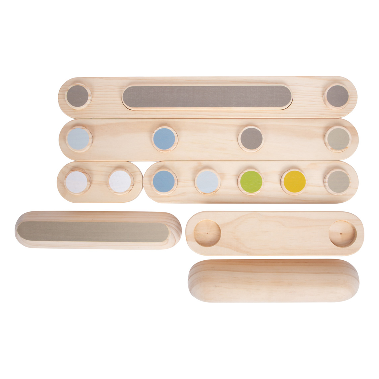 Elementi decorativi in legno. Sono visibili diverse forme e colori.