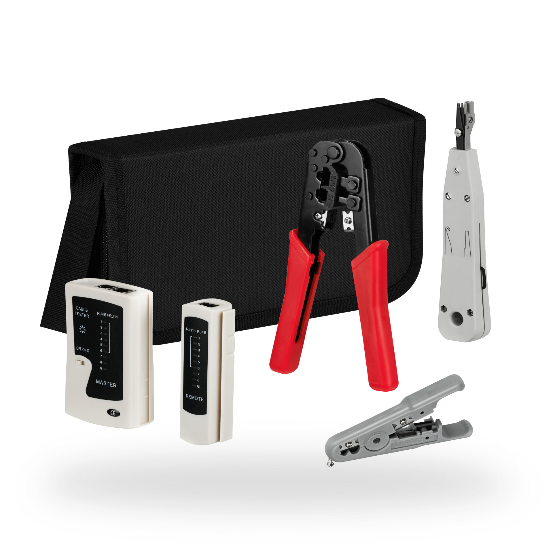 Eine schwarze Tasche, eine Crimpzange mit rotem Griff, weiße Kabeltester und ein grauer Abisolierer, auf weißem Hintergrund.