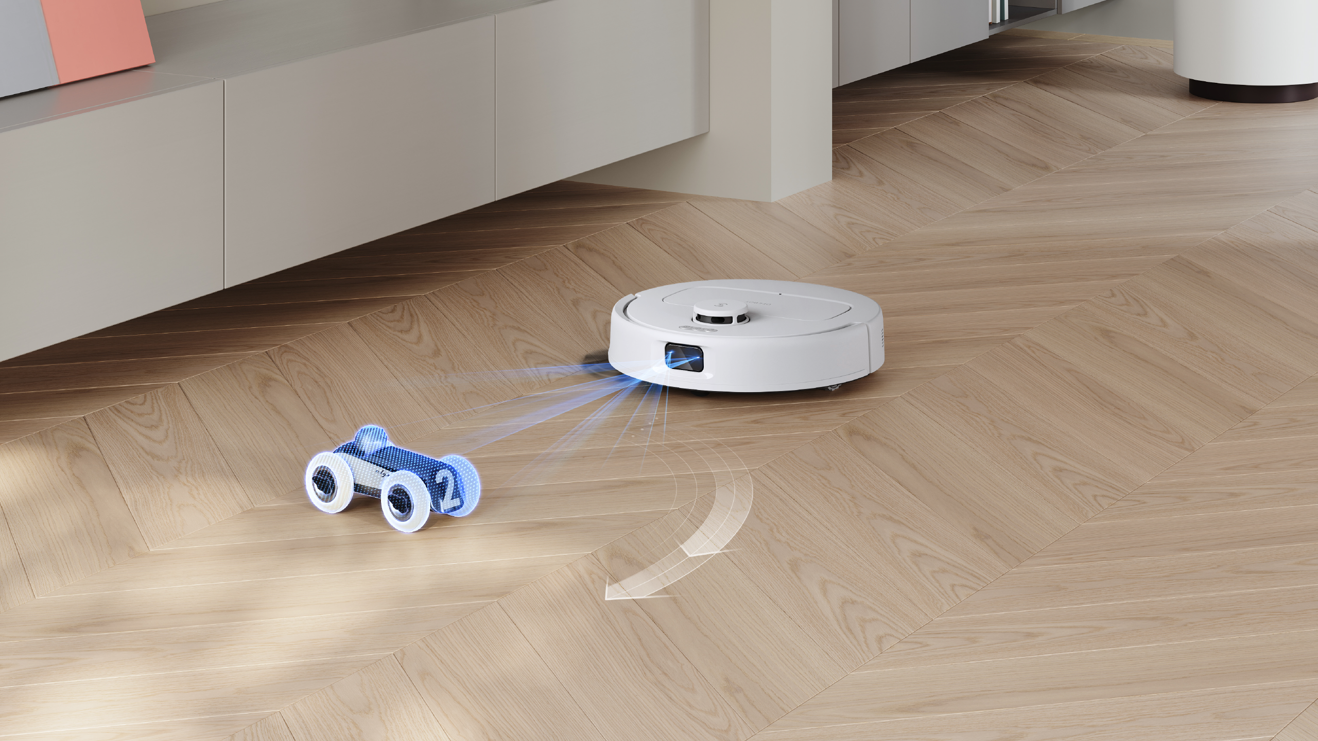 Robot sprzątający i zabawkowy samochód na drewnianej podłodze. Odkurzacz sprząta wokół zabawki.