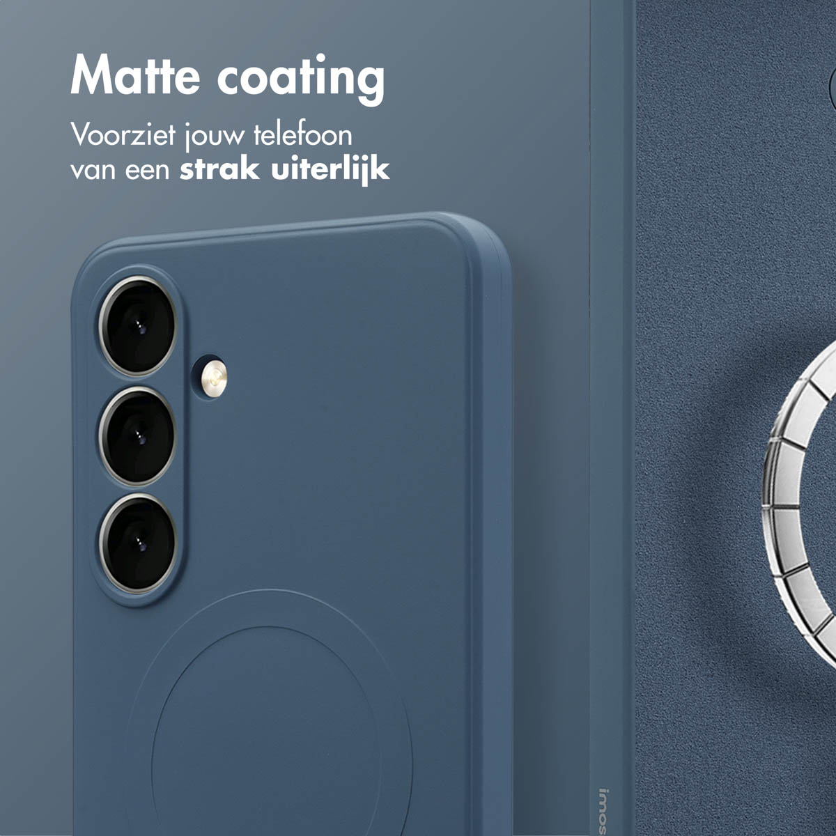 Gros plan d'une coque de téléphone bleue avec découpes pour caméra et support de bague sur fond bleu.