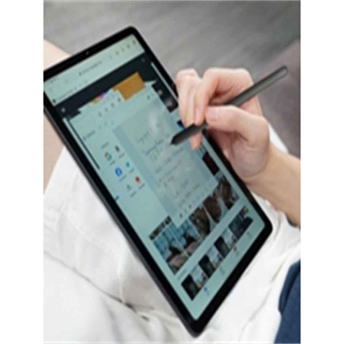Person verwendet einen Stift auf einem Tablet. Das Tablet zeigt ein Dokument mit Text und Bildern an.