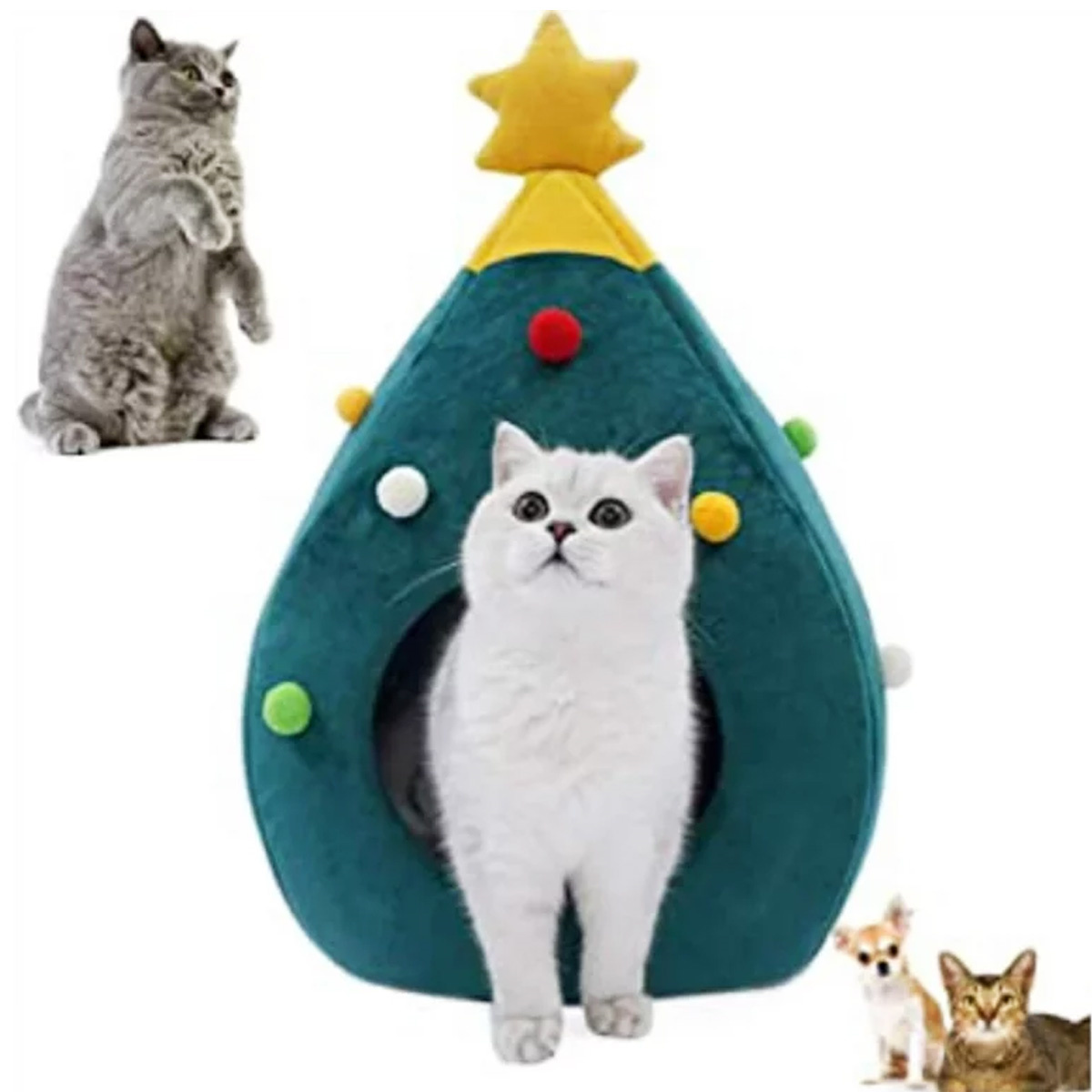 Eine weiße Katze steht in einem weihnachtsbaumförmigen Katzenhaus. Eine graue Katze und kleine Hunde sind da.