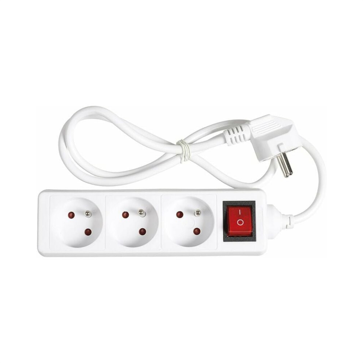 Eine weiße Steckdosenleiste mit drei Steckdosen, einem roten Ein-/Ausschalter und einem weißen Kabel. Der Stecker ist sichtbar.