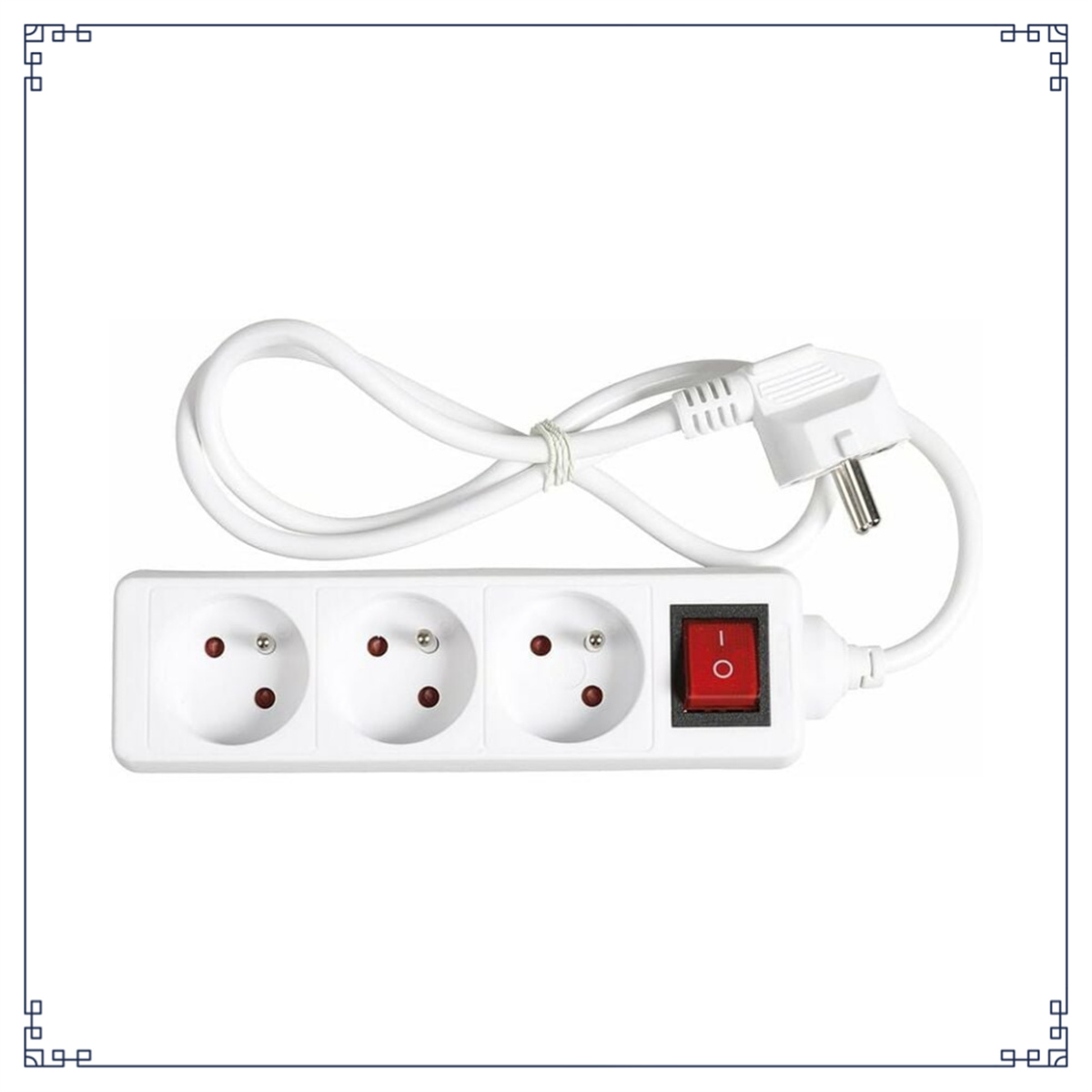 Weiße Steckdosenleiste mit drei Steckdosen, einem roten Schalter und einem weißen Kabel.