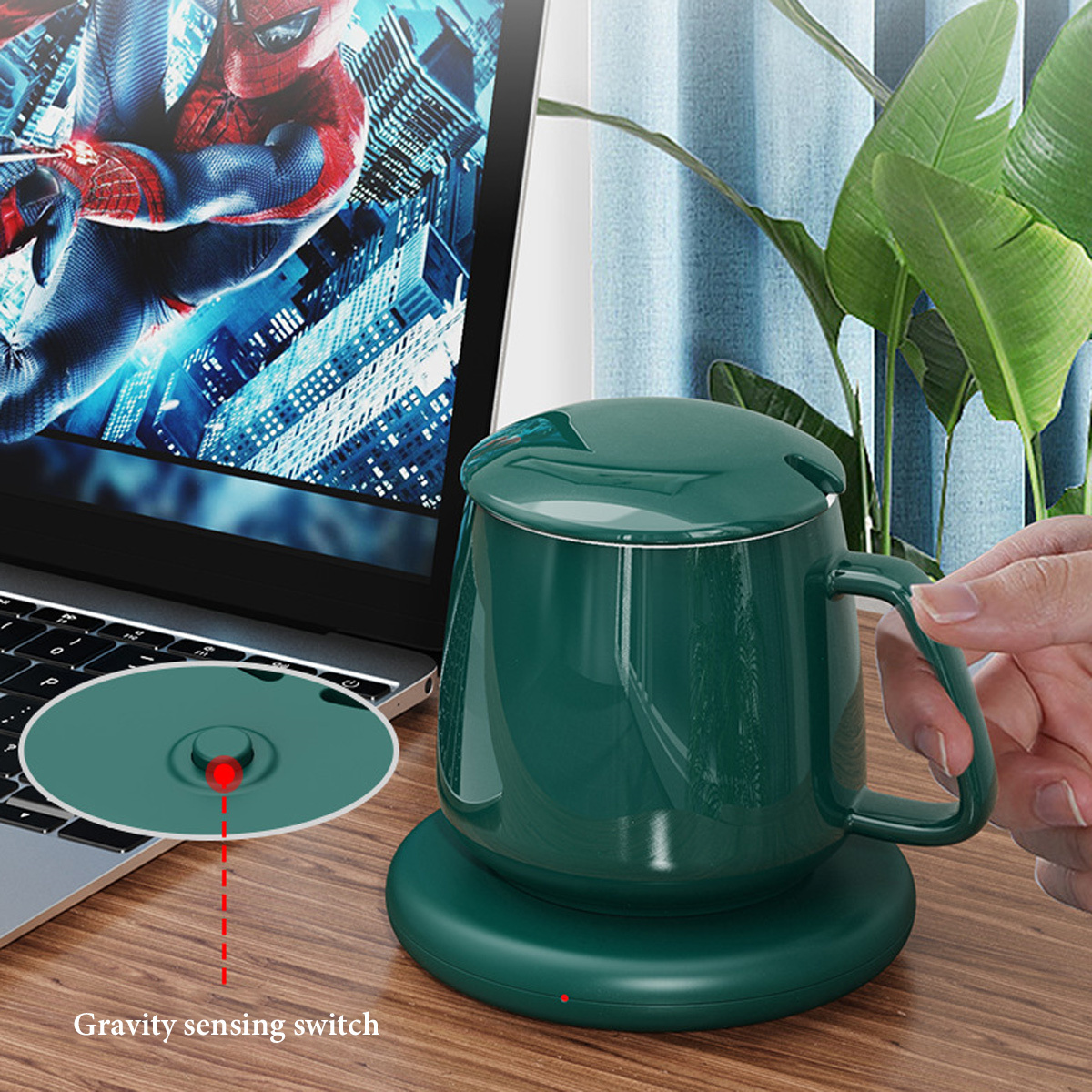 Grüner Becher auf Heizsockel. Eine Hand hält den Becher. Im Hintergrund ein Laptop.