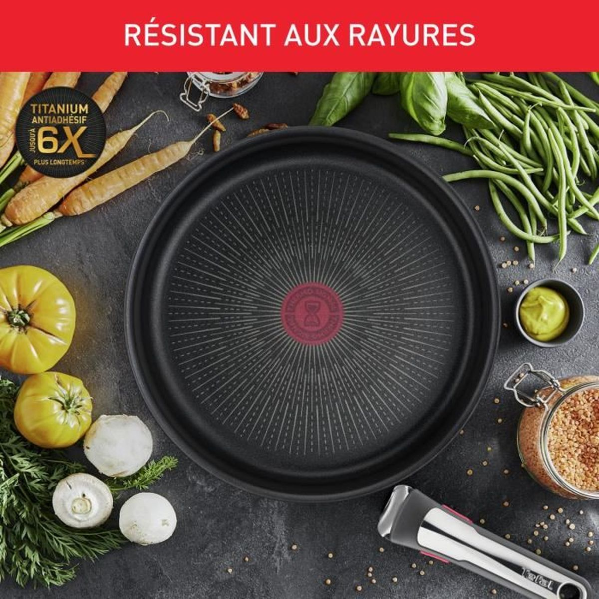 Schwarze Bratpfanne mit Gemüse und Zutaten drumherum. Text lautet "RÉSISTANT AUX RAYURES".