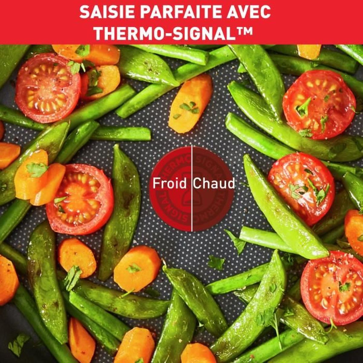 Draufsicht auf Gemüse in einer Pfanne, darunter Tomaten und Zuckerschoten.