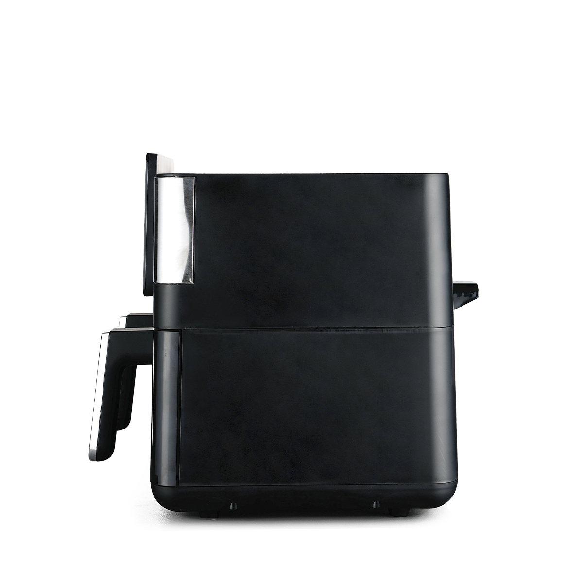 Czarna frytownica beztłuszczowa, widok z boku. Prostokątny kształt, uchwyt z boku, srebrne wykończenie.