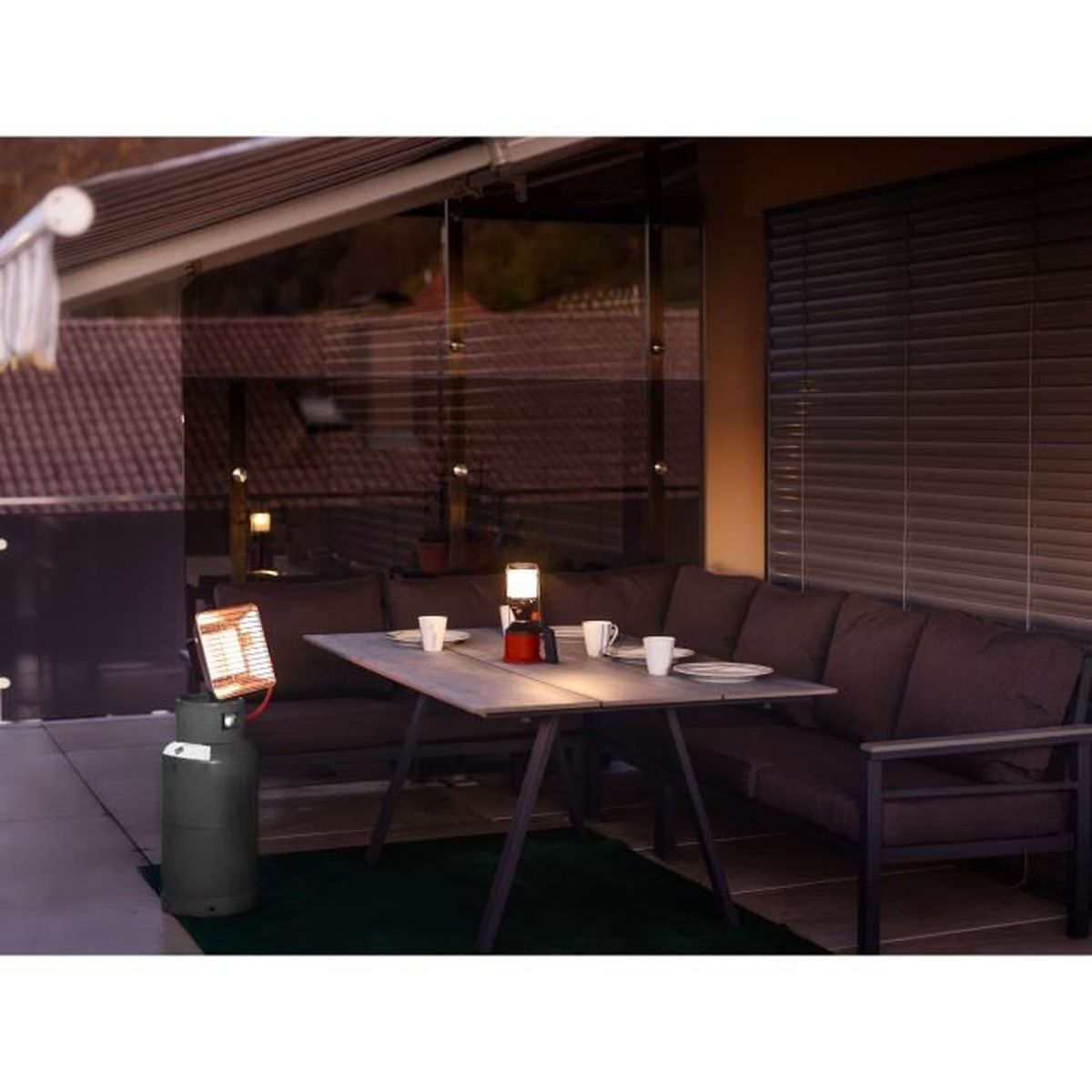 Außenbereich mit Heizung, Tisch und Couch. Die Szene befindet sich auf einer Terrasse.