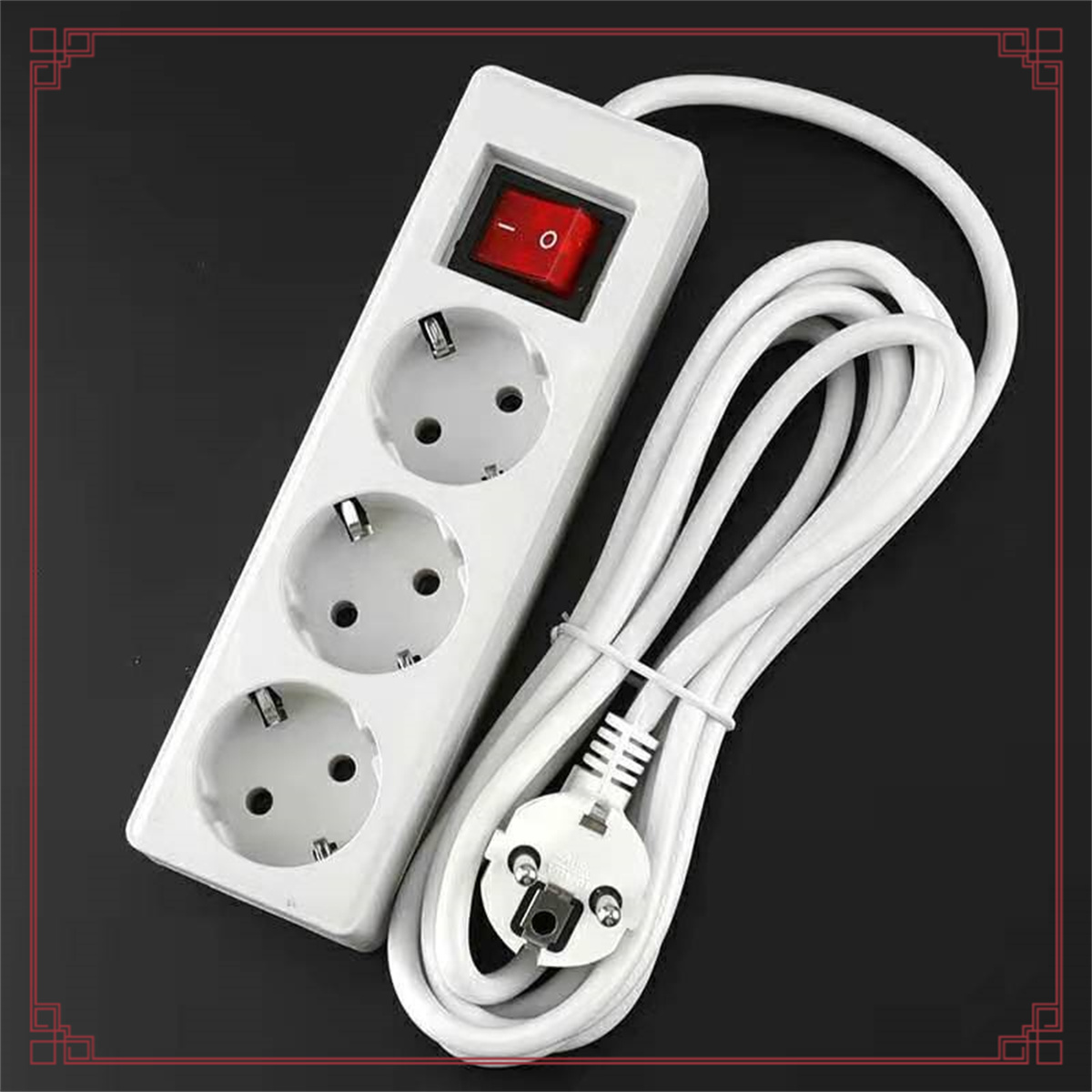 Weiße Steckdosenleiste mit 3 Steckdosen, rotem Ein-/Ausschalter und weißem Kabel mit Stecker vor schwarzem Hintergrund.
