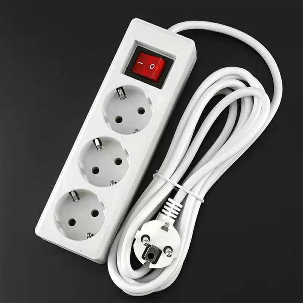 Eine weiße Steckdosenleiste mit 3 Steckdosen, rotem Schalter und Kabel.