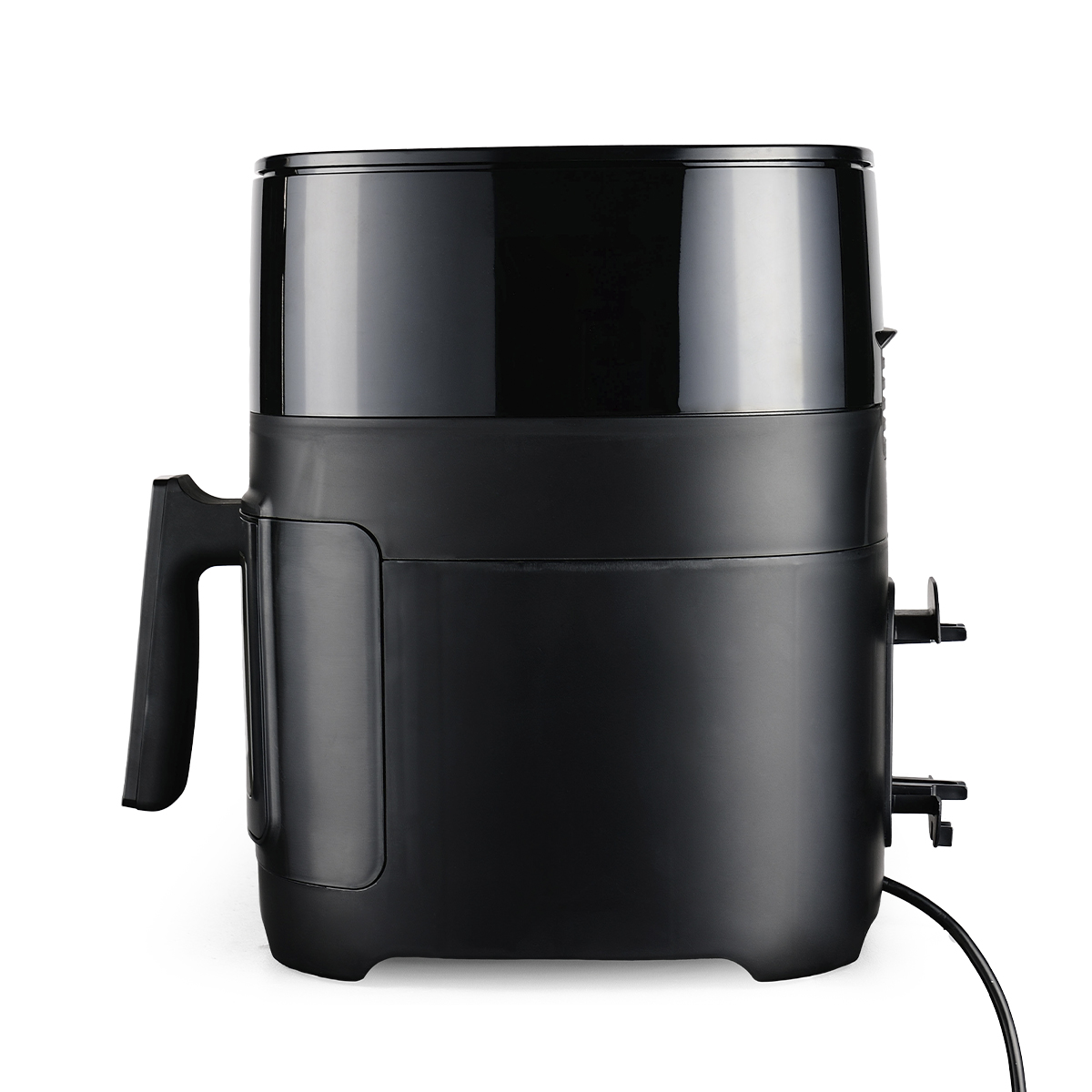 Czarna frytkownica powietrzna, odizolowana na białym tle, z widocznym uchwytem i przewodem zasilającym.