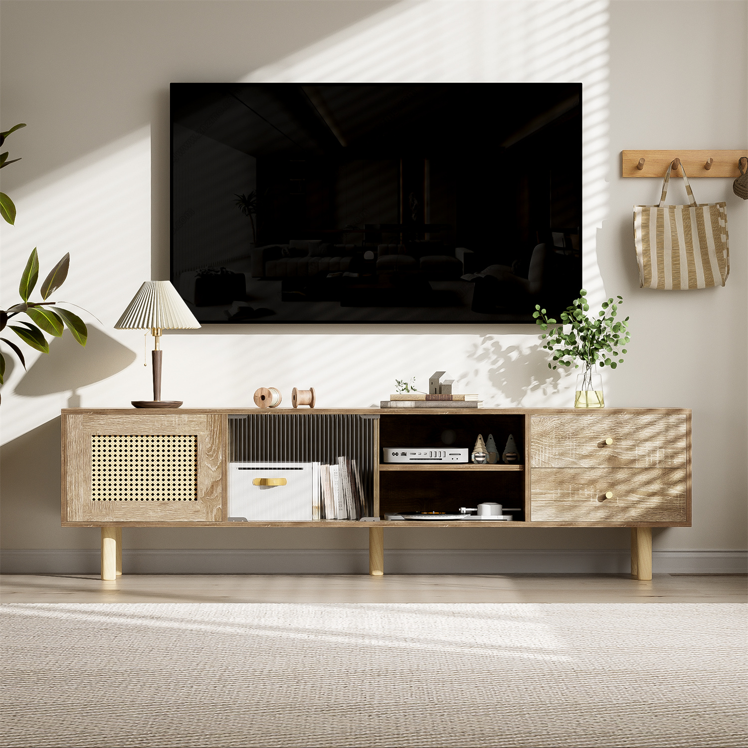 Wohnzimmer mit Fernseher, Holzschrank, Lampe und Dekoelementen, sonnenbeschienen.