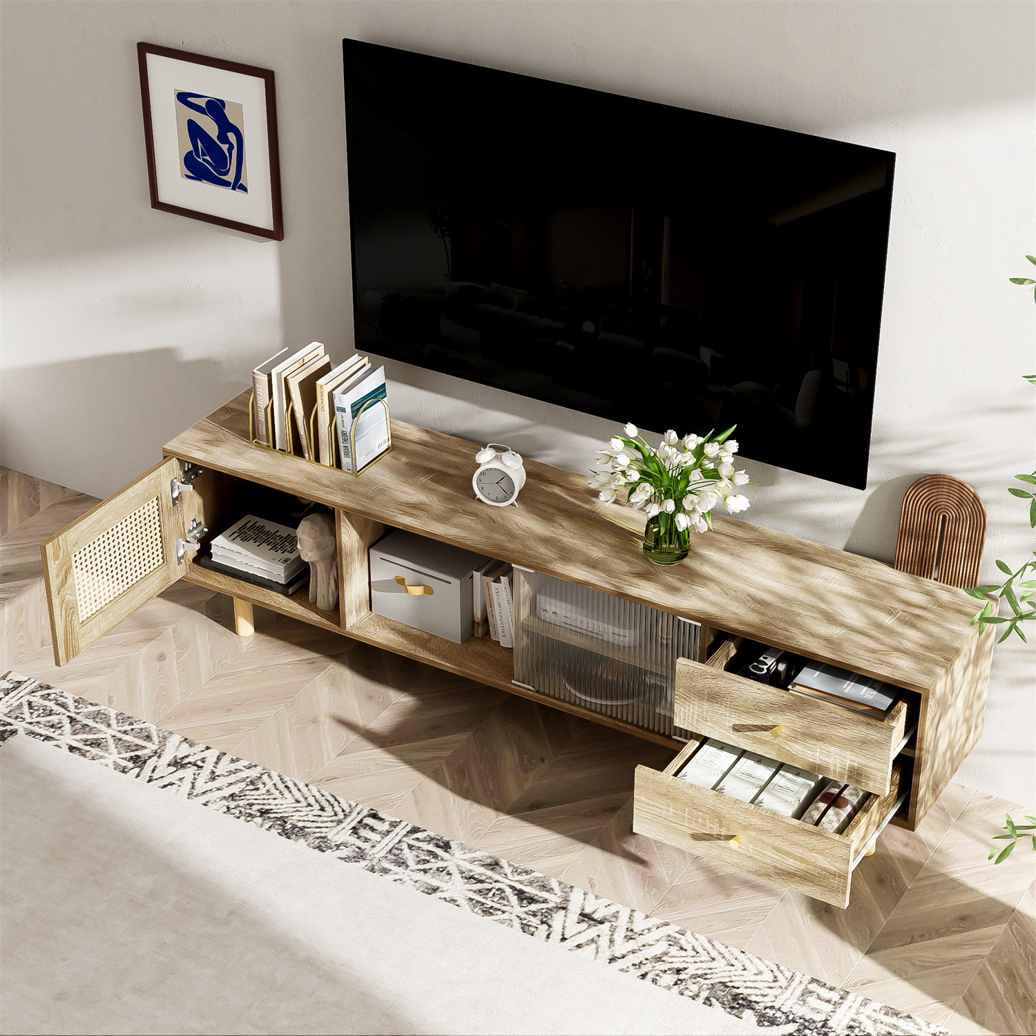 Wohnzimmer mit Holzschrank, Fernseher, Büchern, Blumen und einem Teppich.