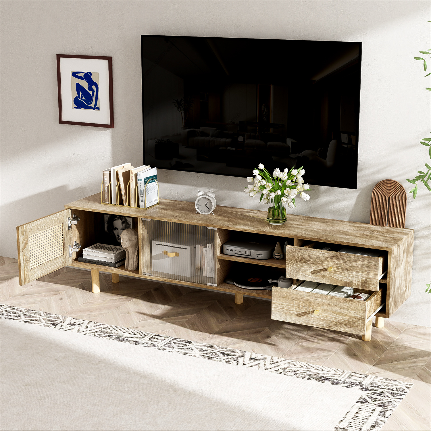 TV-Ständer aus Holz mit schwarzem Fernseher, Büchern, Dekor, Schubladen und einem Teppich. Modernes Design.
