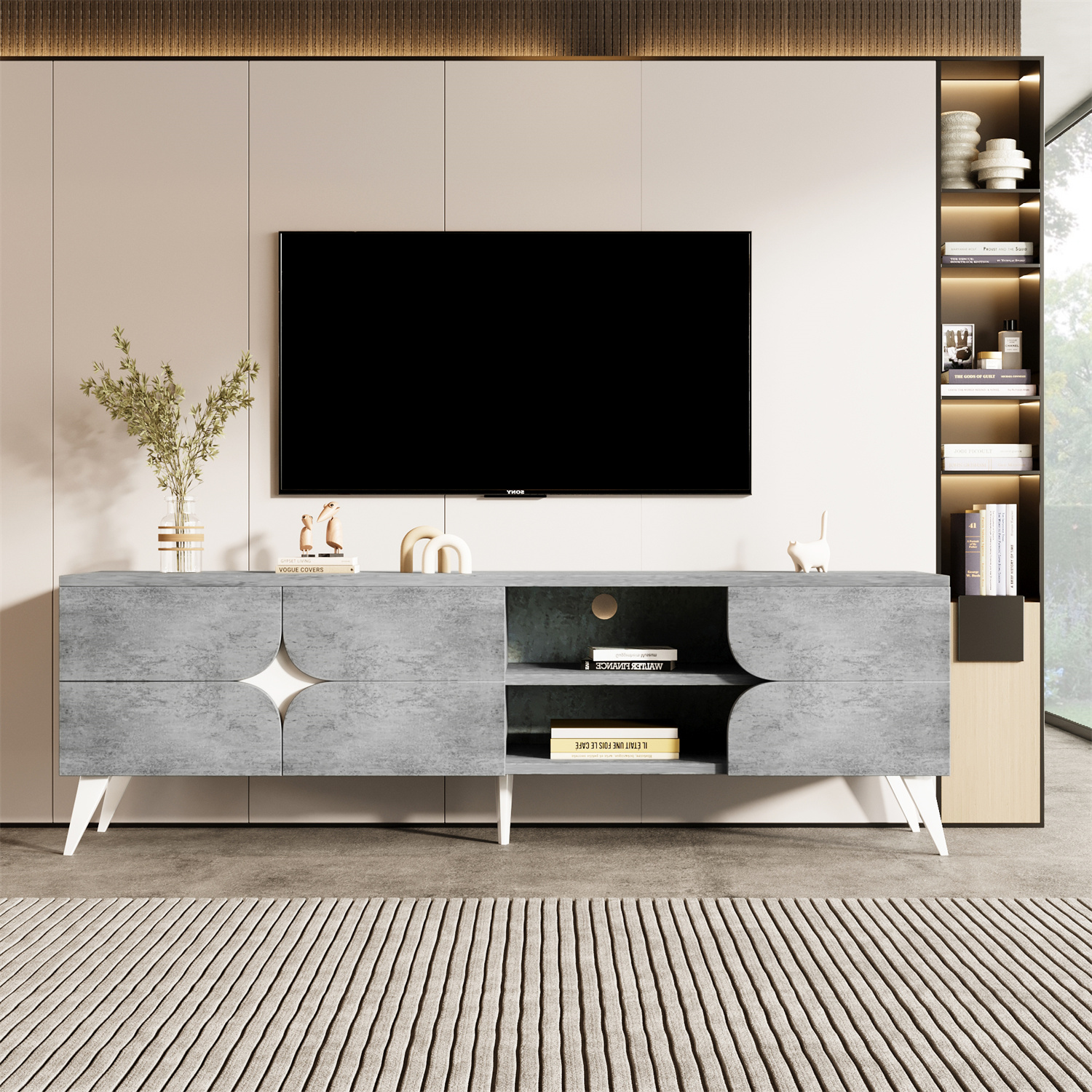 Ein grau-weißer TV-Ständer mit einem Fernseher. Ein Schrank und ein Bücherregal befinden sich im Hintergrund.