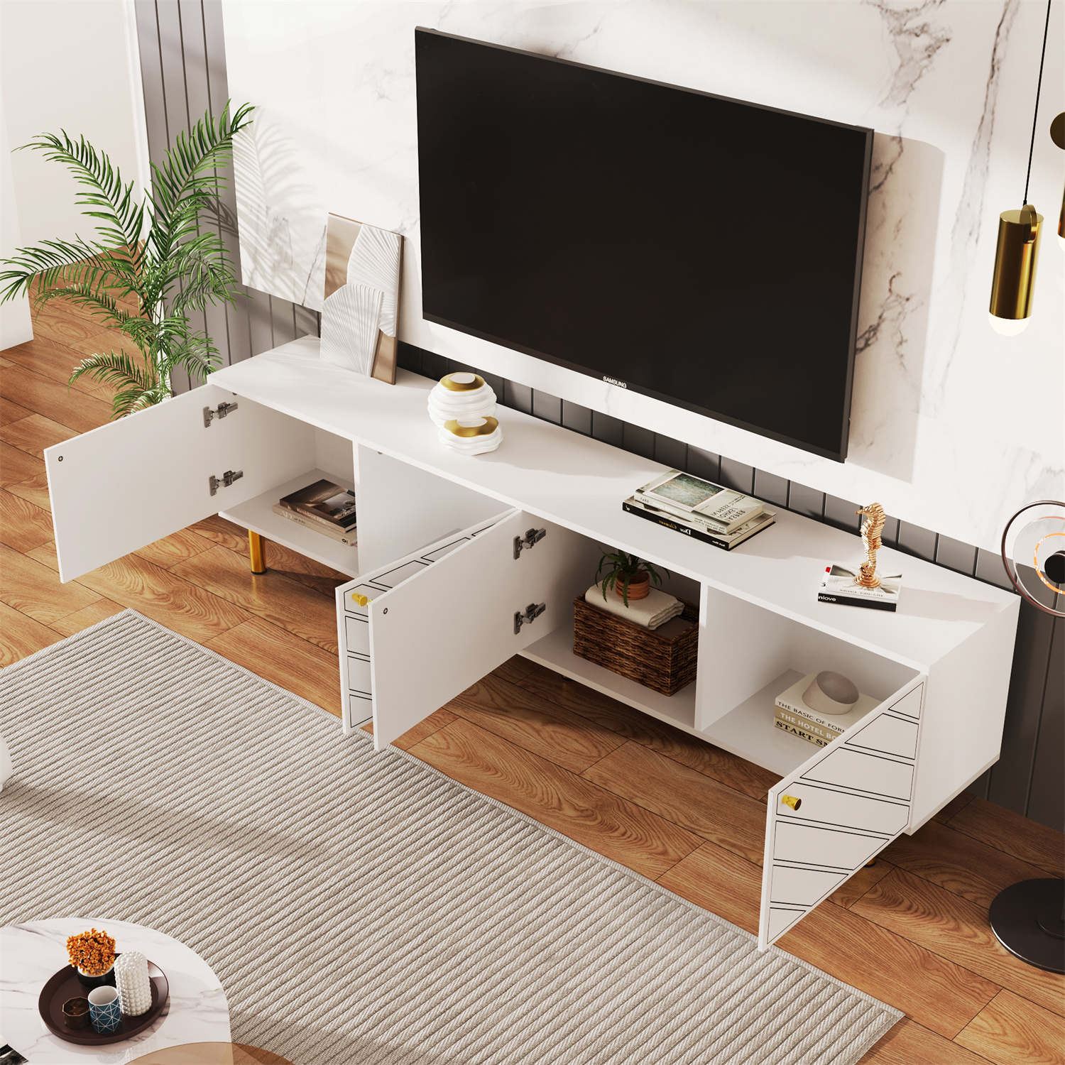 Weißer TV-Ständer mit offenen Türen, Büchern und Deko auf hellem Hintergrund.