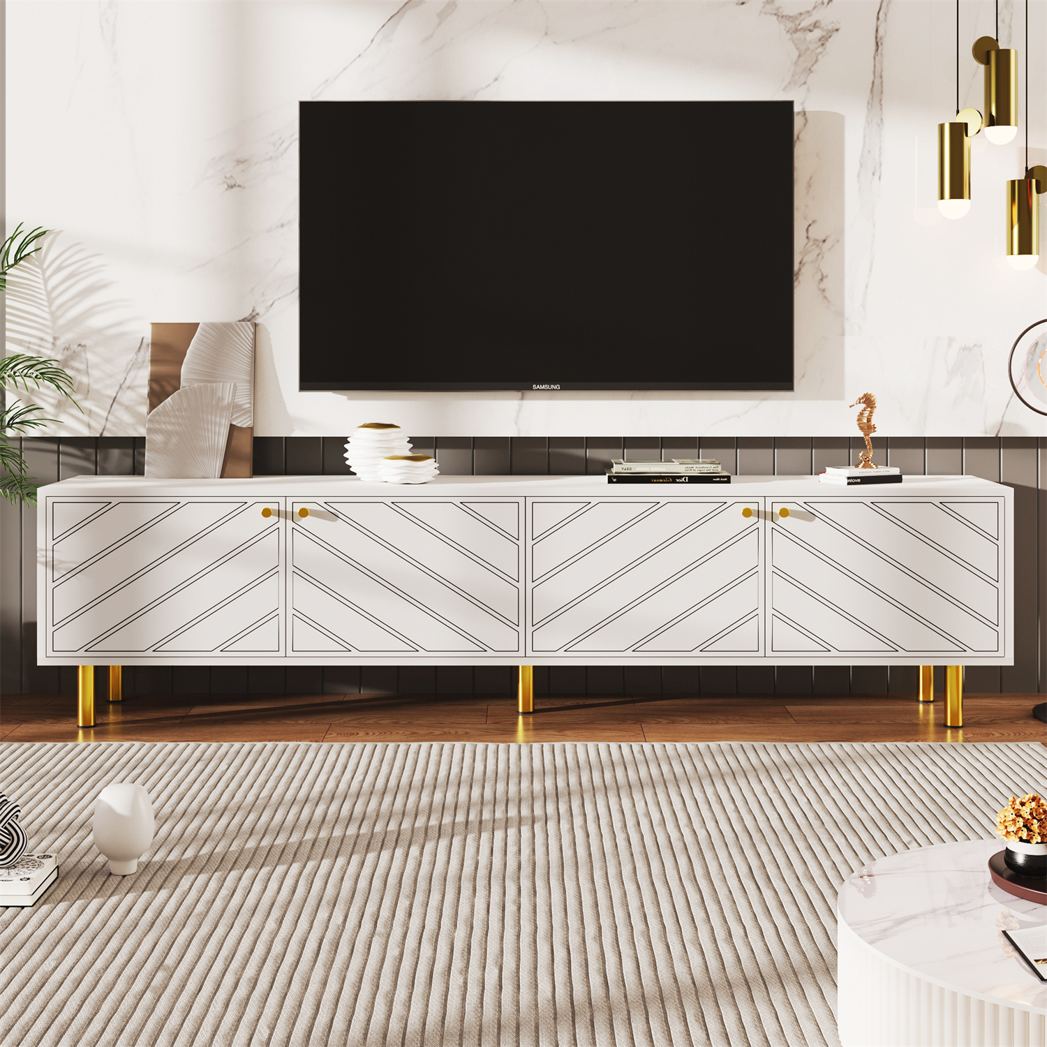 Wohnzimmer mit weißen Möbeln, einem Fernseher und goldenen Akzenten. Marmorwand.