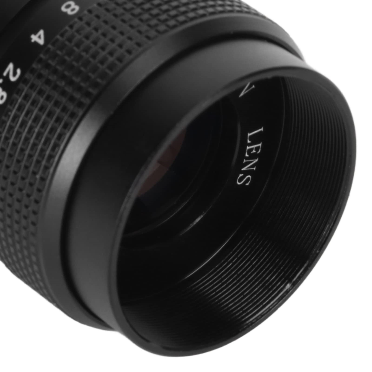 Nahaufnahme eines schwarzen Kameraobjektivs. Das Wort LENS ist auf dem Metallring sichtbar.
